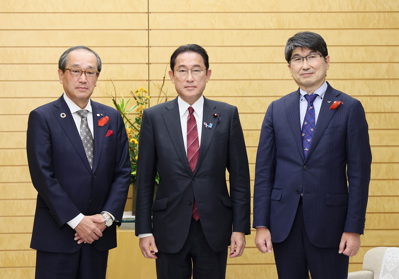 Courtesy Call from and Handing Over of Requests by Mayors of Hiroshima and Nagasaki Cities