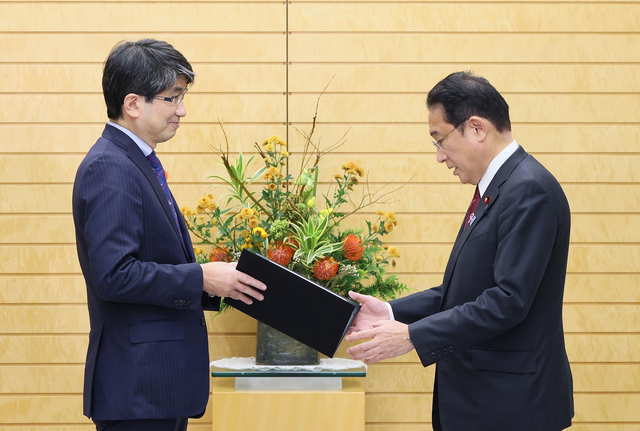 Photograph of the Prime Minister receiving a request (2)