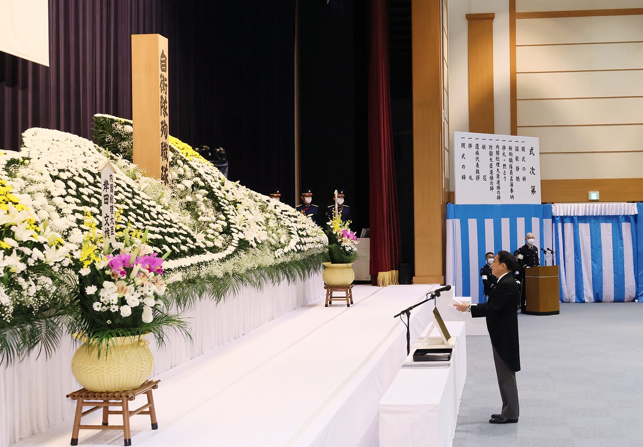 Photograph  of the Prime Minister delivering a memorial address (1)
