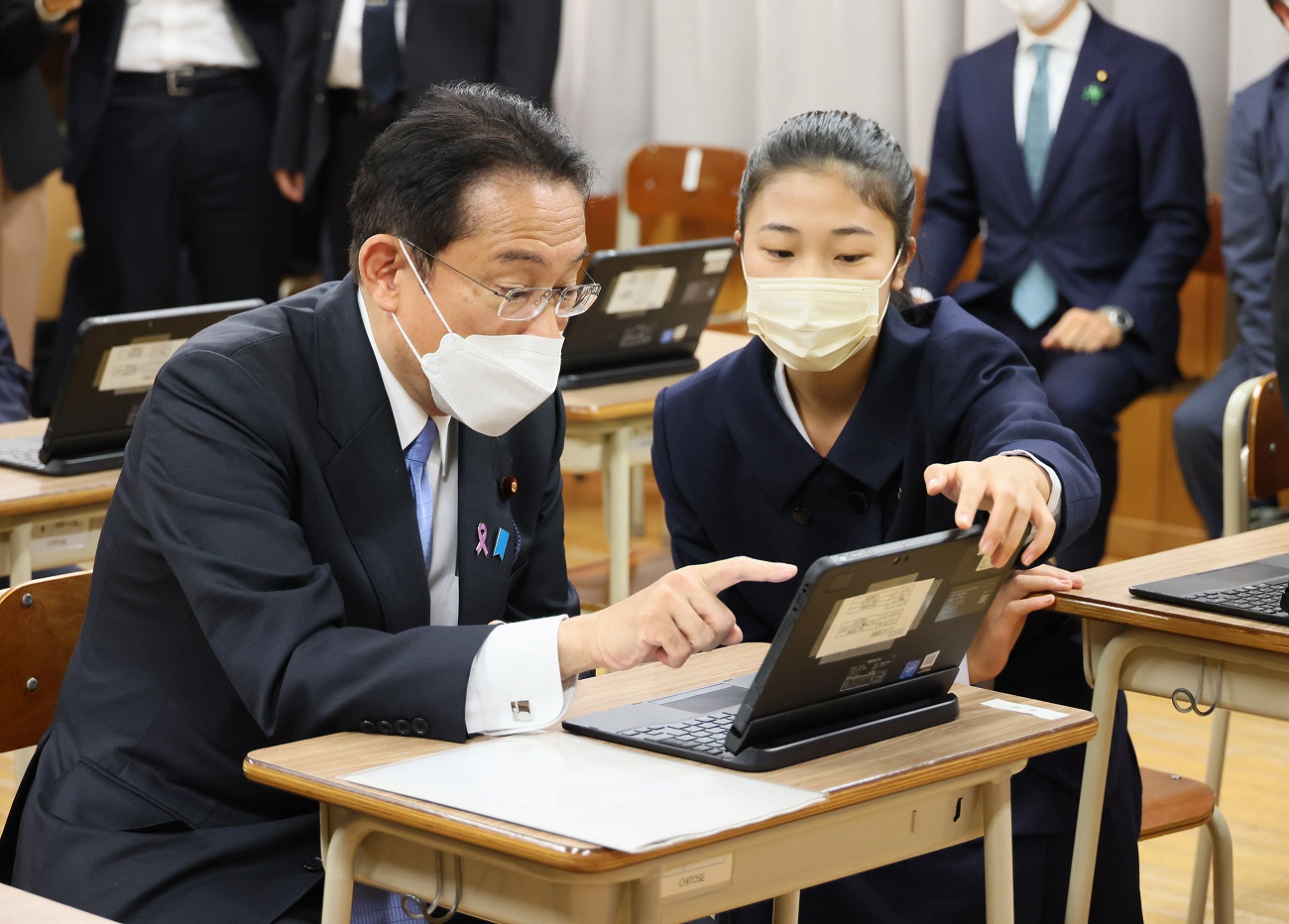 Photograph  of the Prime Minister attending a mock class (1)