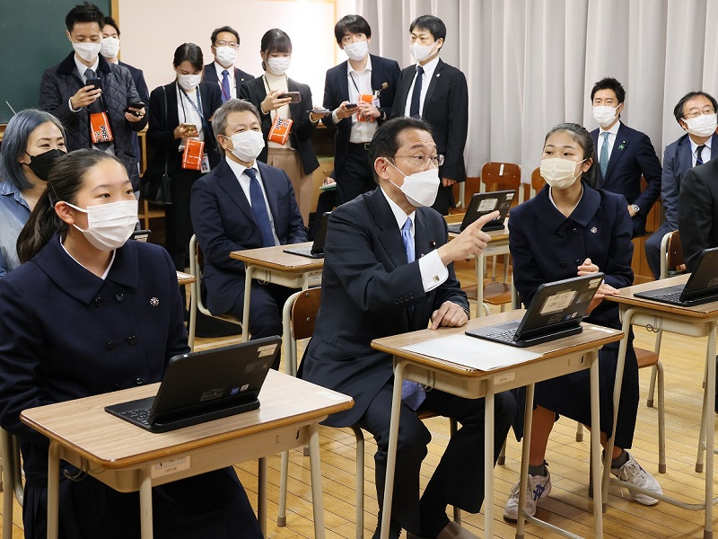 Photograph  of the Prime Minister attending a mock class (3)