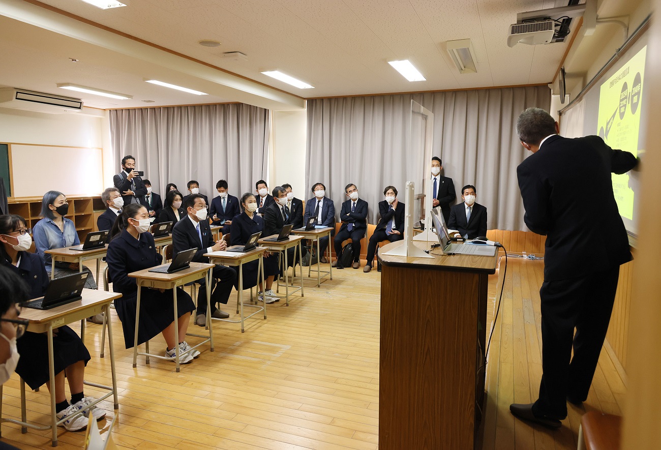 Photograph  of the Prime Minister attending a mock class (4)