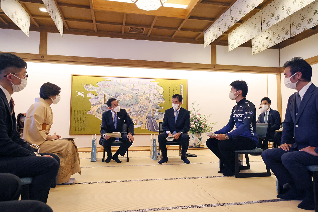 Photograph  of the Prime Minister sitting down to talk with a small group of people (2)