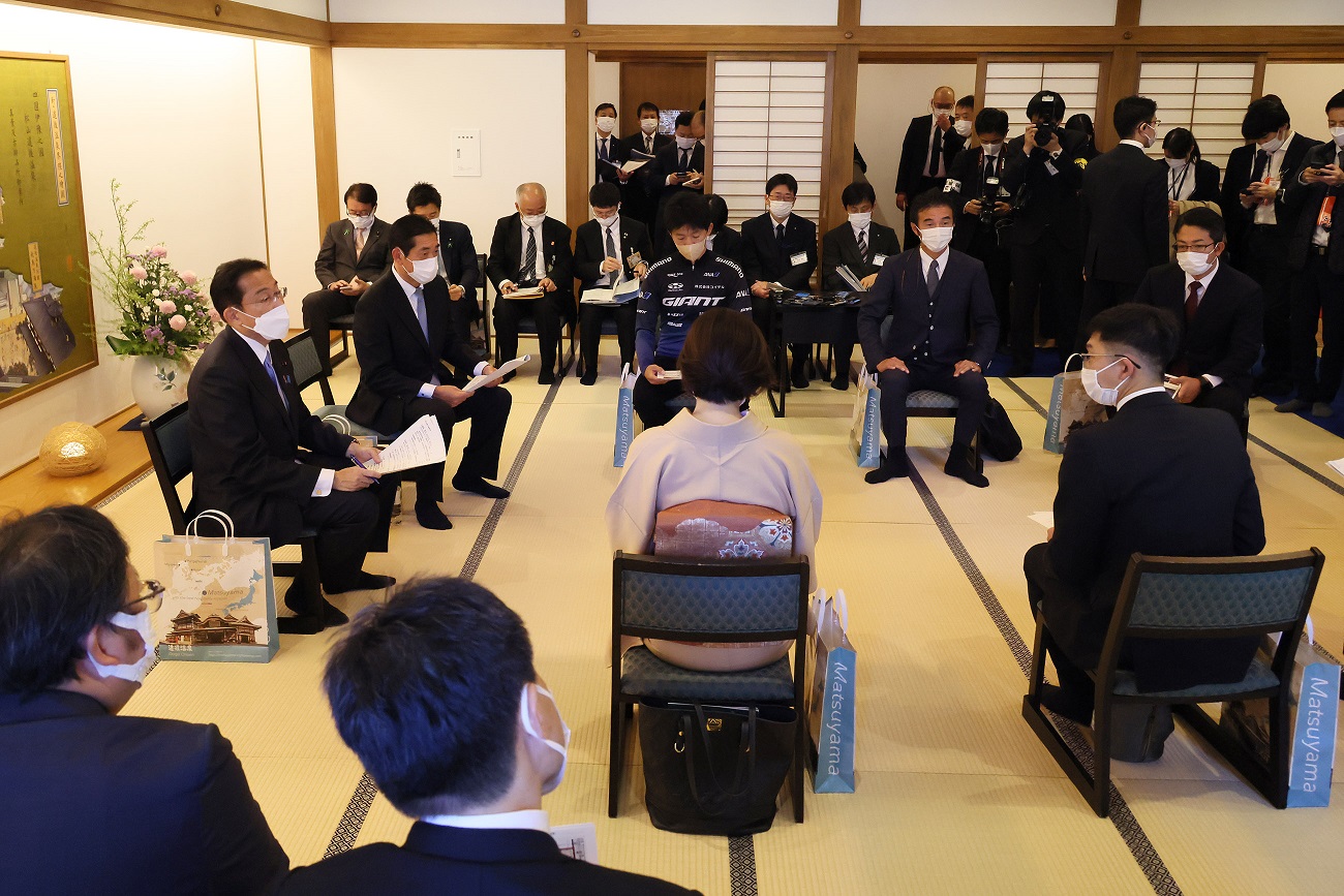 Photograph  of the Prime Minister sitting down to talk with a small group of people (4)