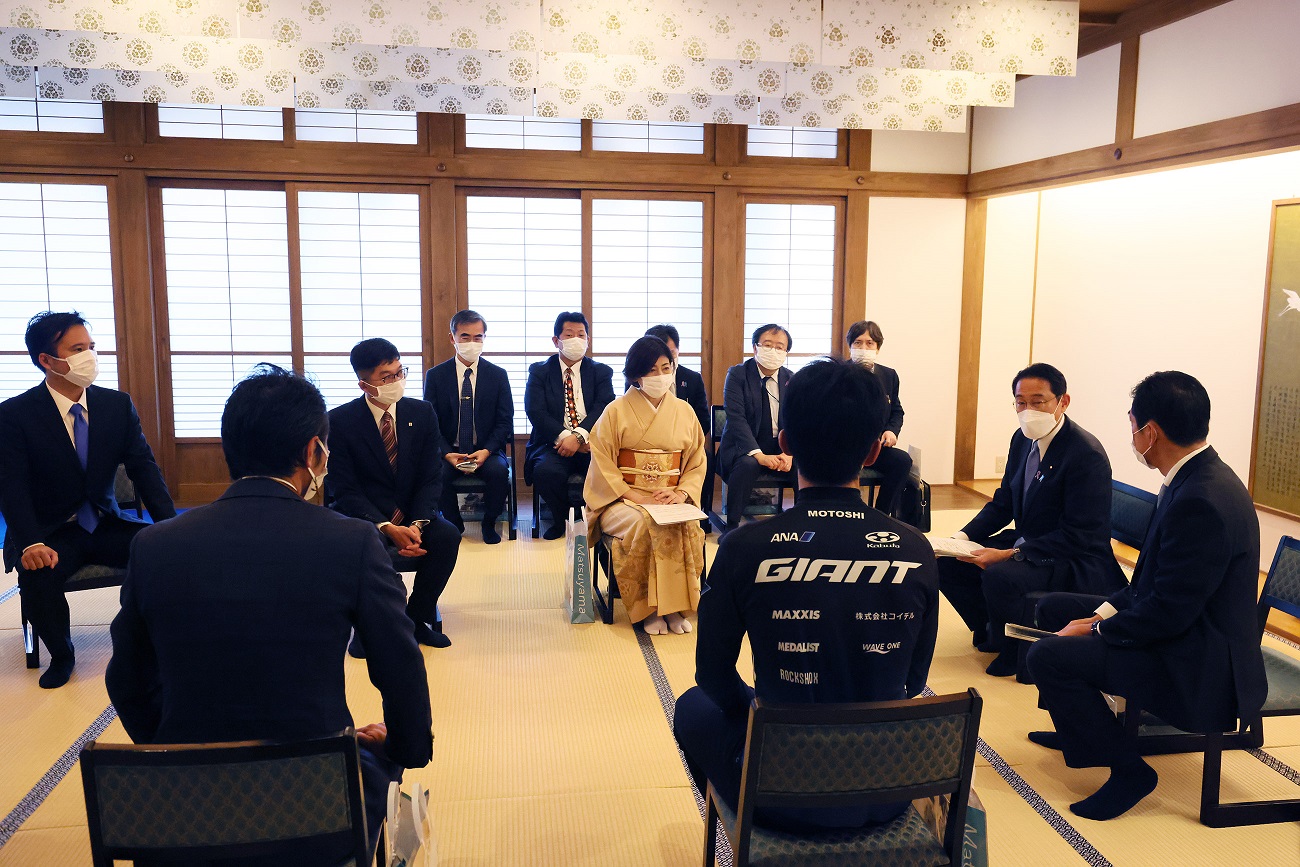 Photograph  of the Prime Minister sitting down to talk with a small group of people (5)