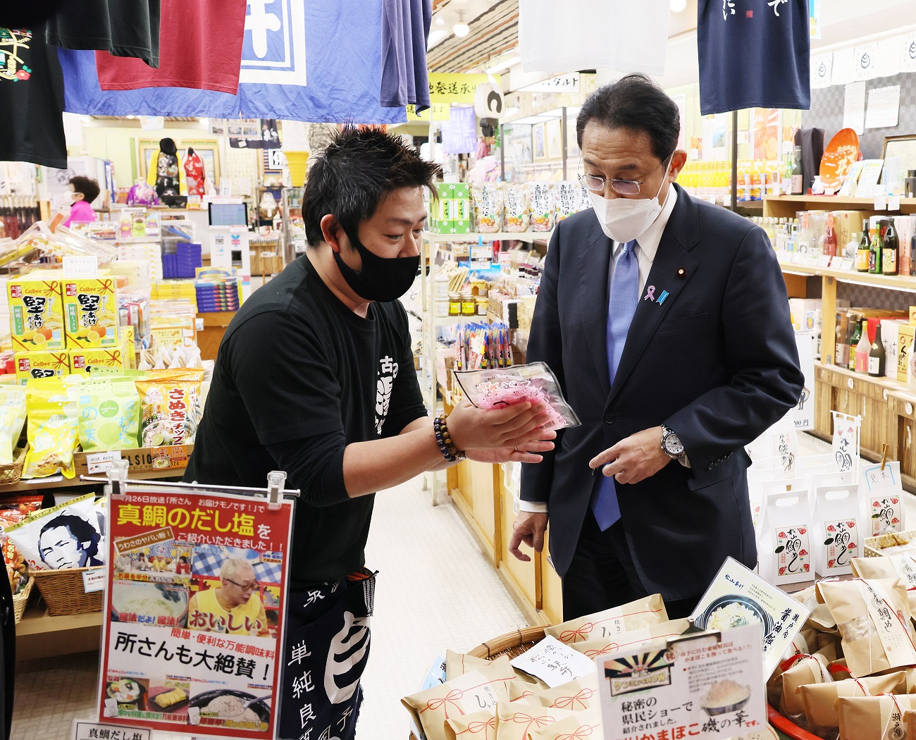 Photograph of the Prime Minister visiting the shopping street (2)