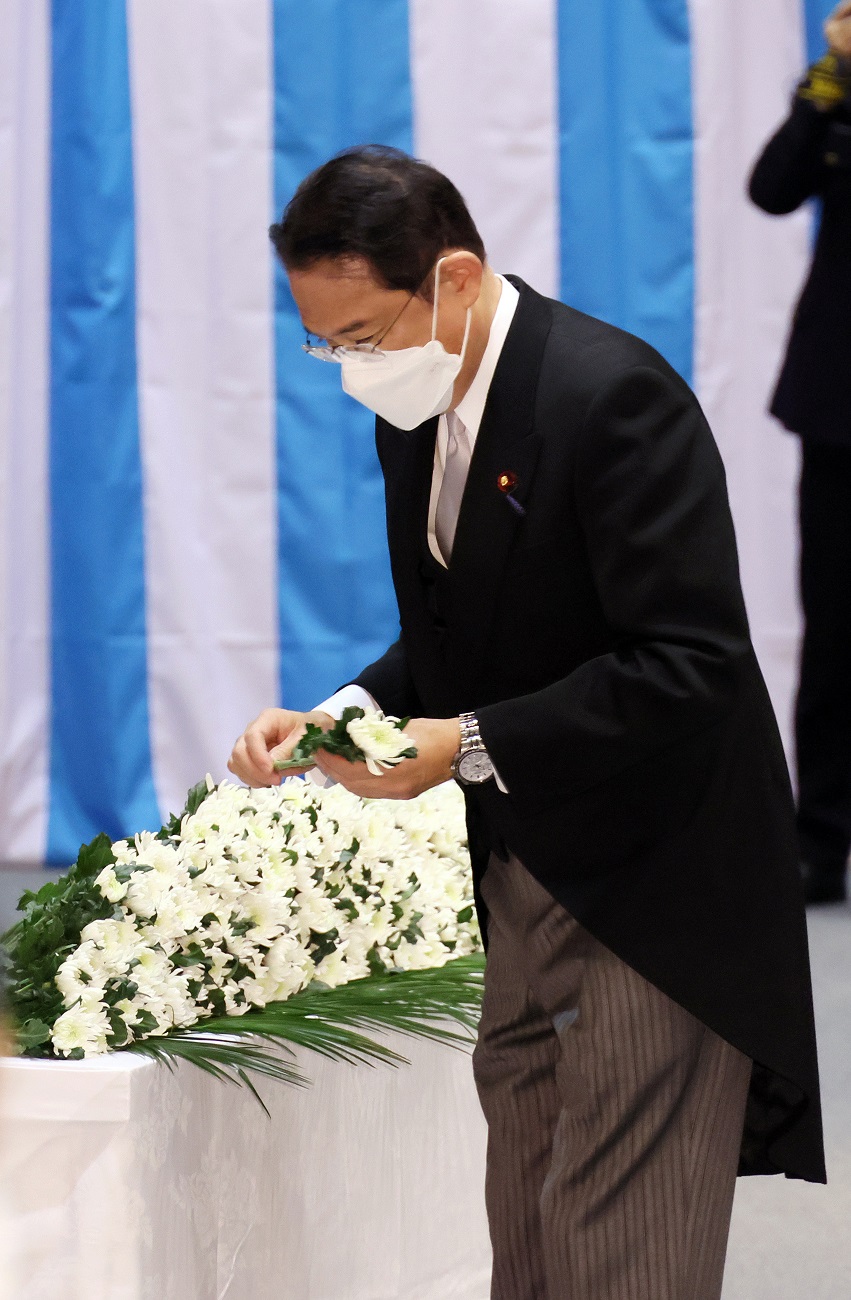 Photograph of the Prime Minister offering a flower (1)