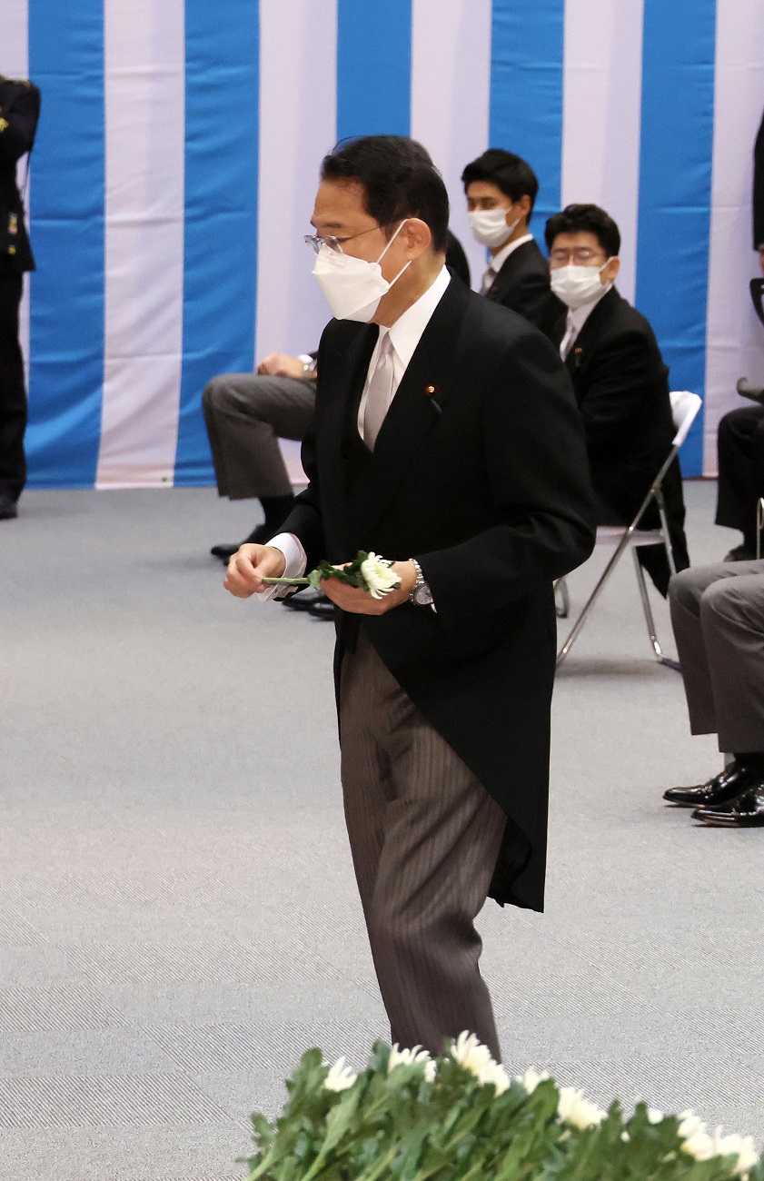 Photograph of the Prime Minister offering a flower (2)