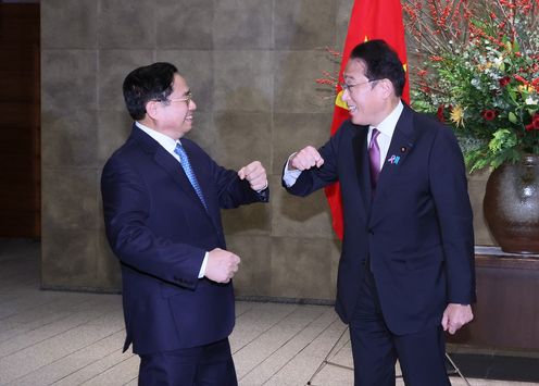 Photograph of the Prime Minister welcoming Vietnamese Prime Minister Chinh (1)