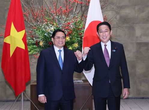 Photograph of the Prime Minister welcoming Vietnamese Prime Minister Chinh (2)