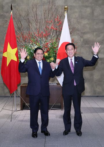 Photograph of the Prime Minister welcoming Vietnamese Prime Minister Chinh (3)
