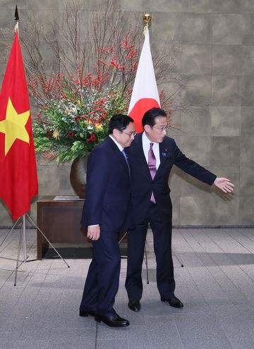 Photograph of the Prime Minister welcoming Vietnamese Prime Minister Chinh (4)