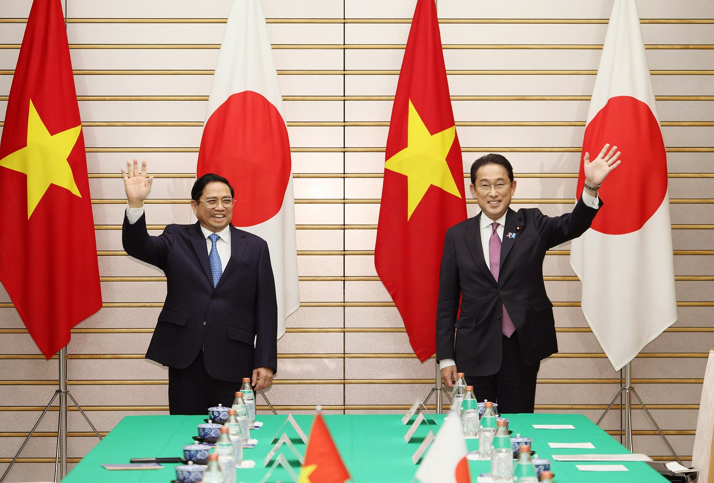 Photograph of the Japan-Viet Nam Summit Meeting (2)