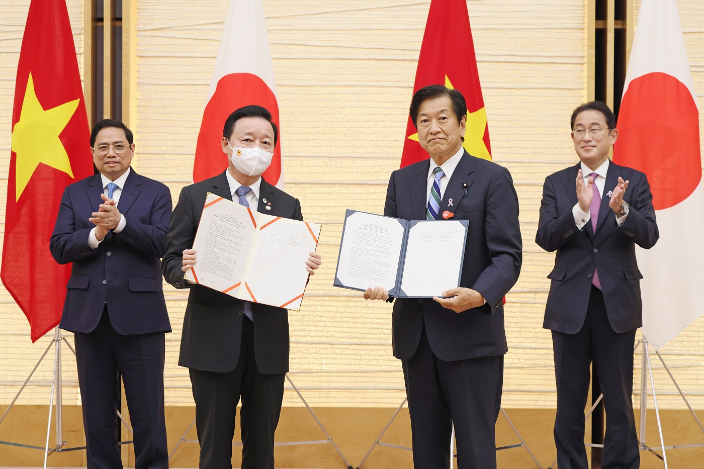 Photograph of an exchange of documents ceremony (2)
