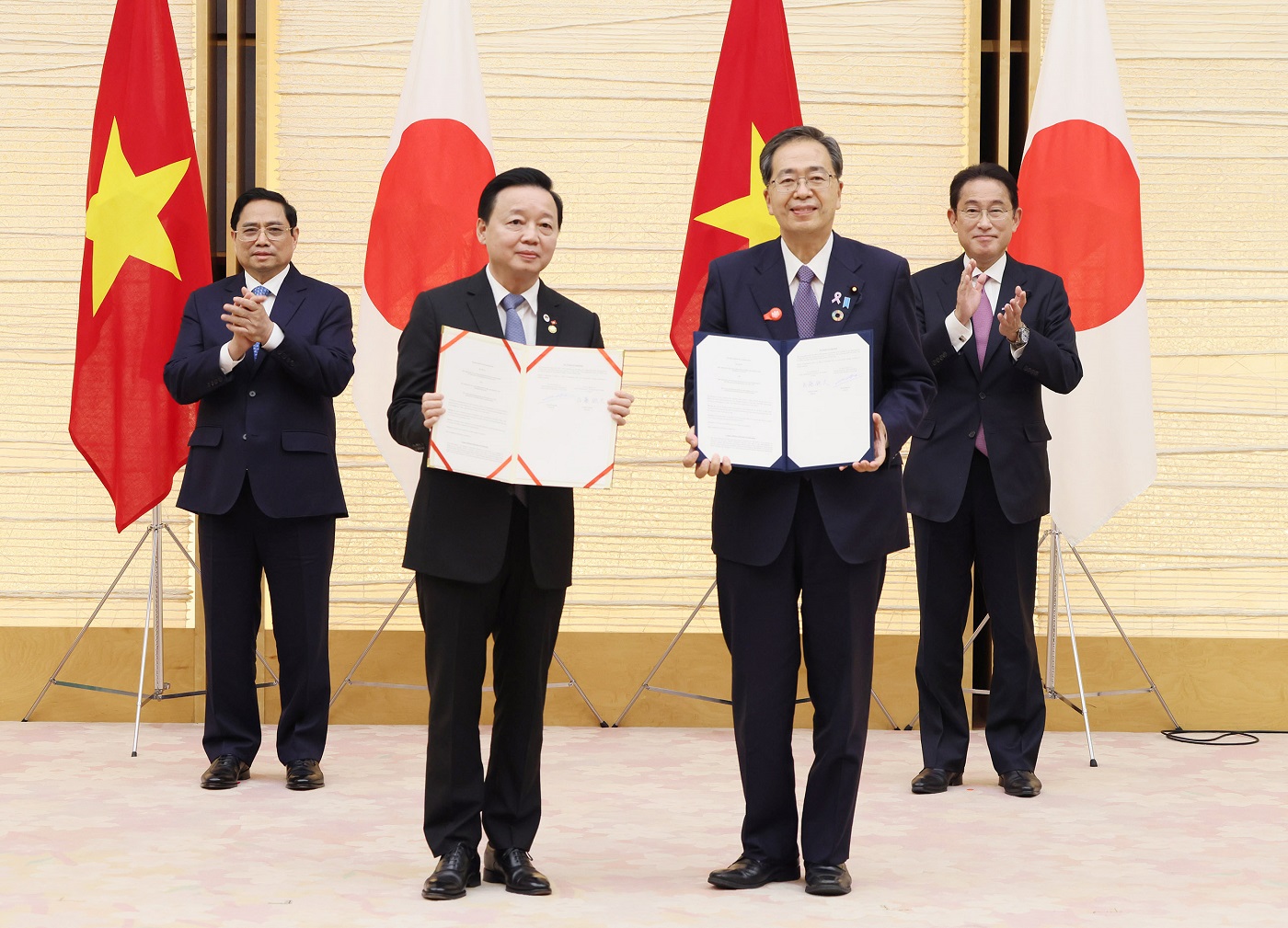 Photograph of an exchange of documents ceremony (3)