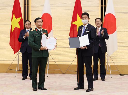 Photograph of an exchange of documents ceremony (4)
