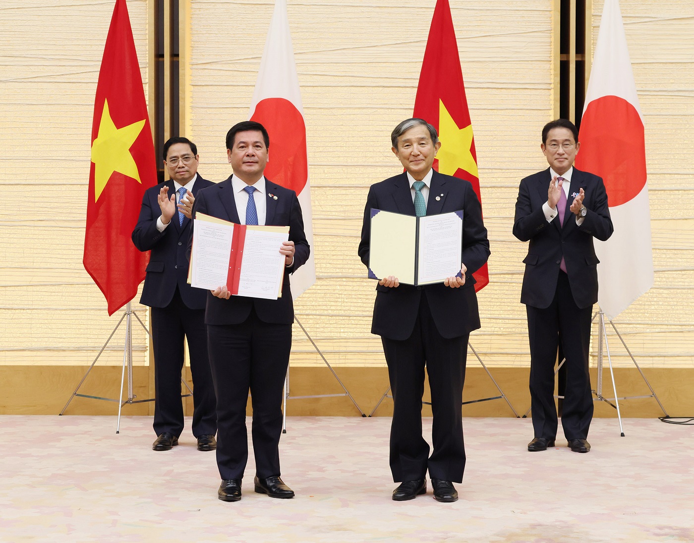 Photograph of an exchange of documents ceremony (7)