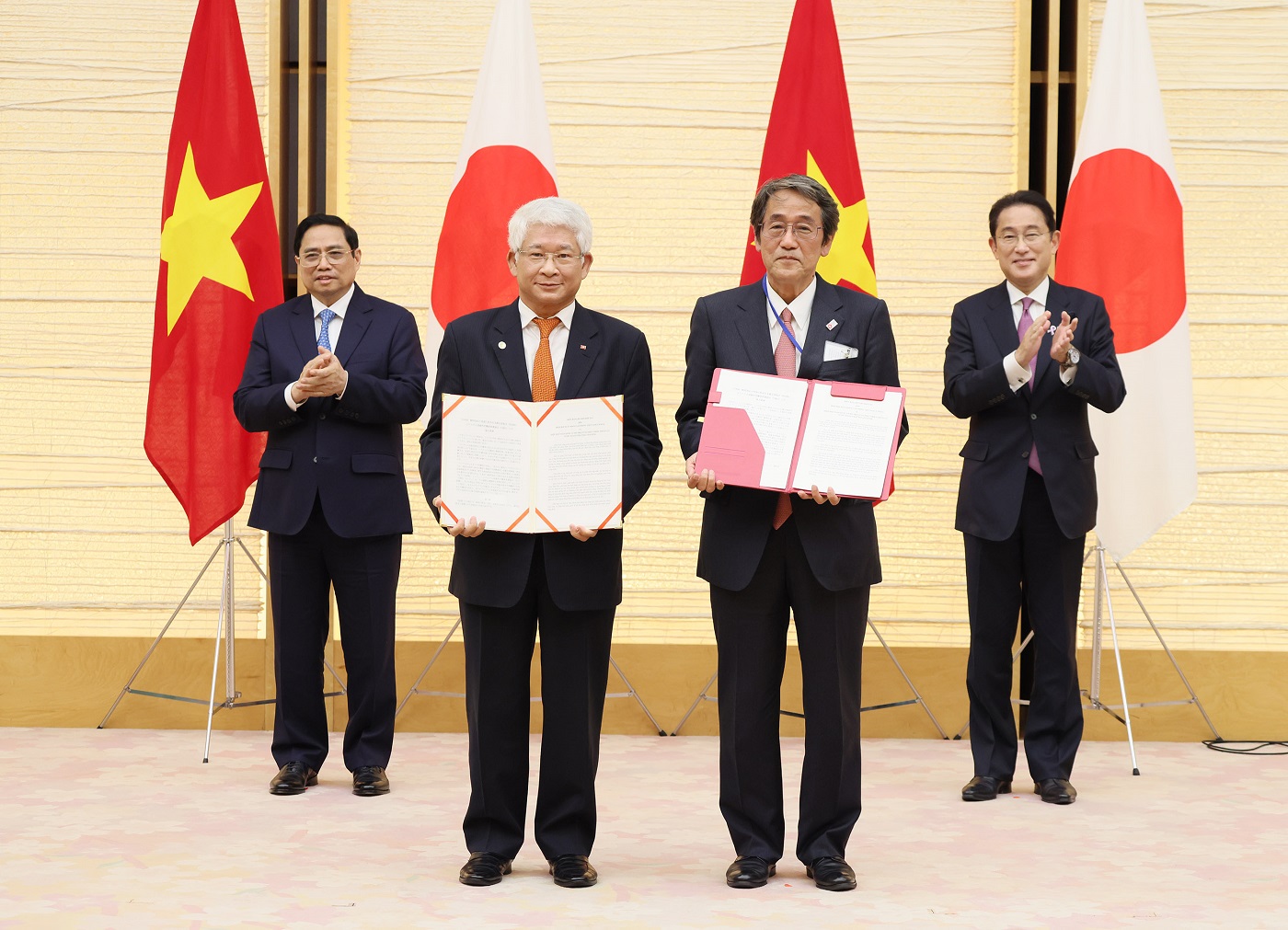 Photograph of an exchange of documents ceremony (8)
