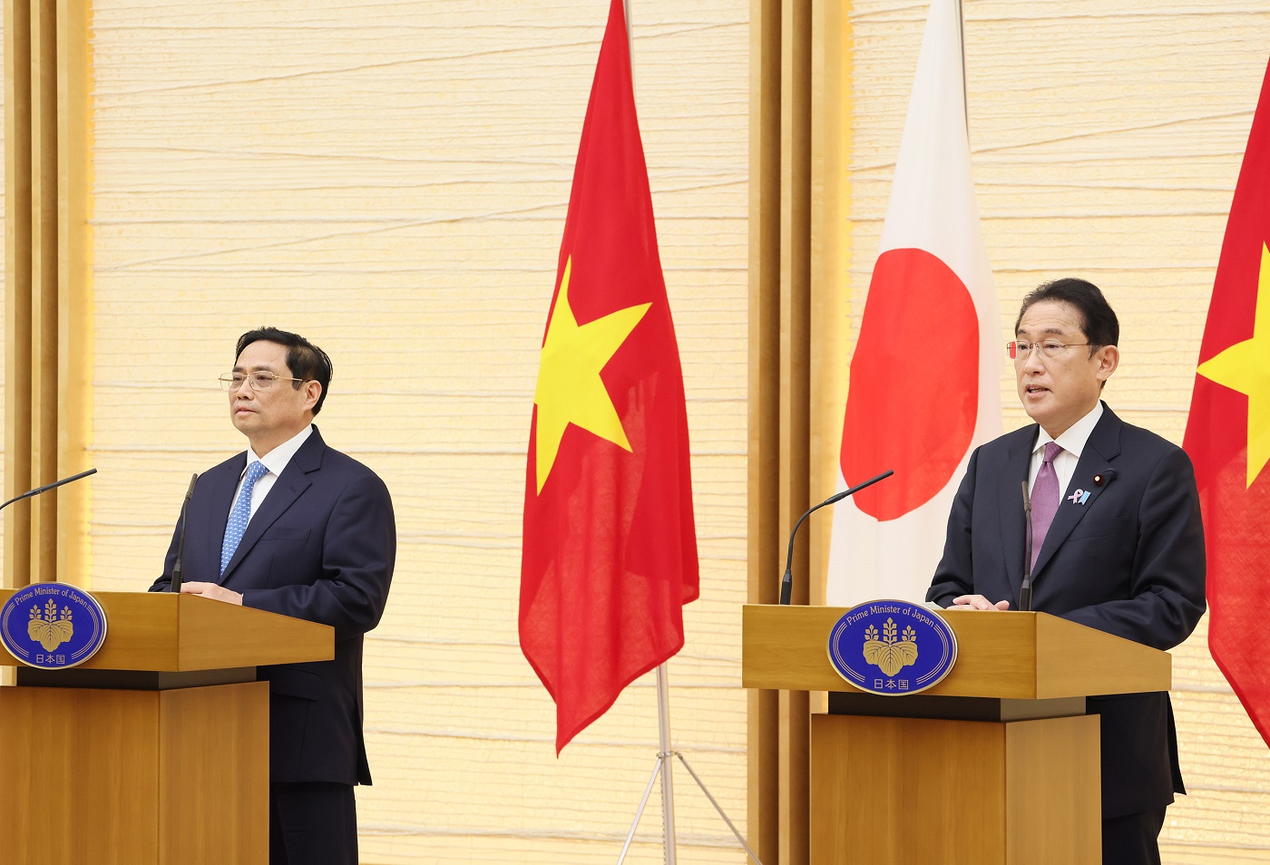 Photograph of a joint press announcement (3)