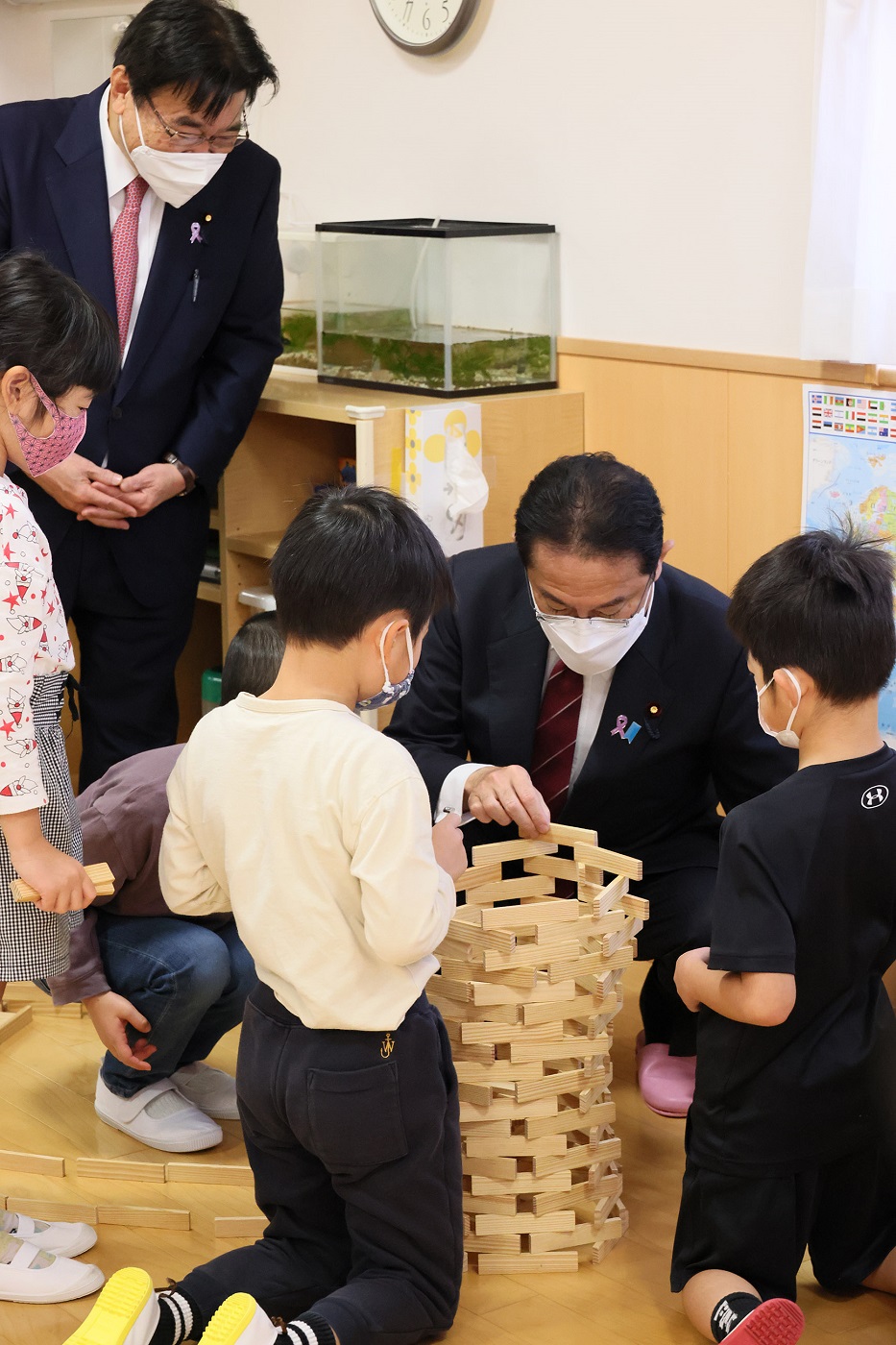 Photograph of the Prime Minister interacting with nursery school children (2)