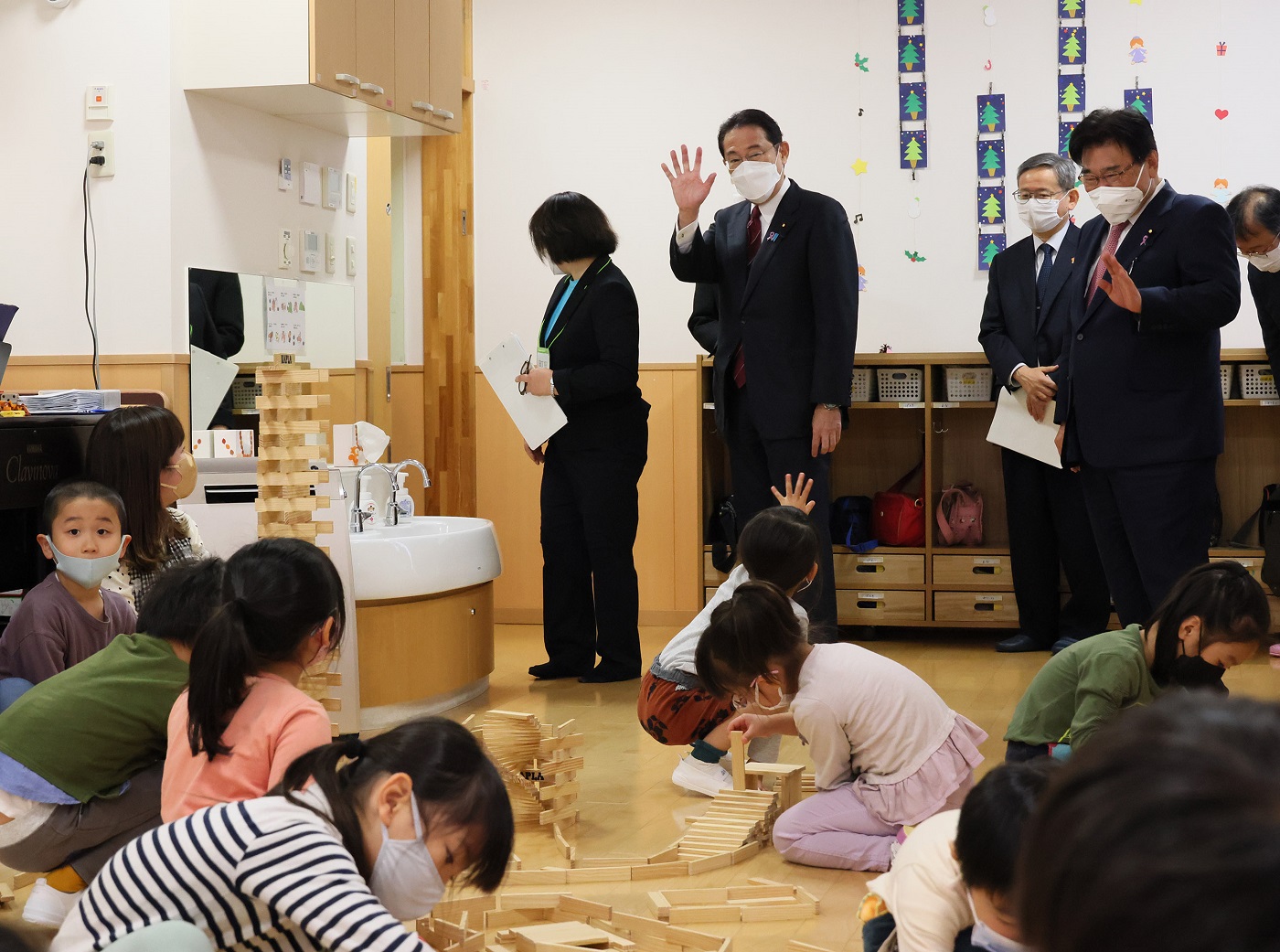 Photograph of the Prime Minister interacting with nursery school children (4)