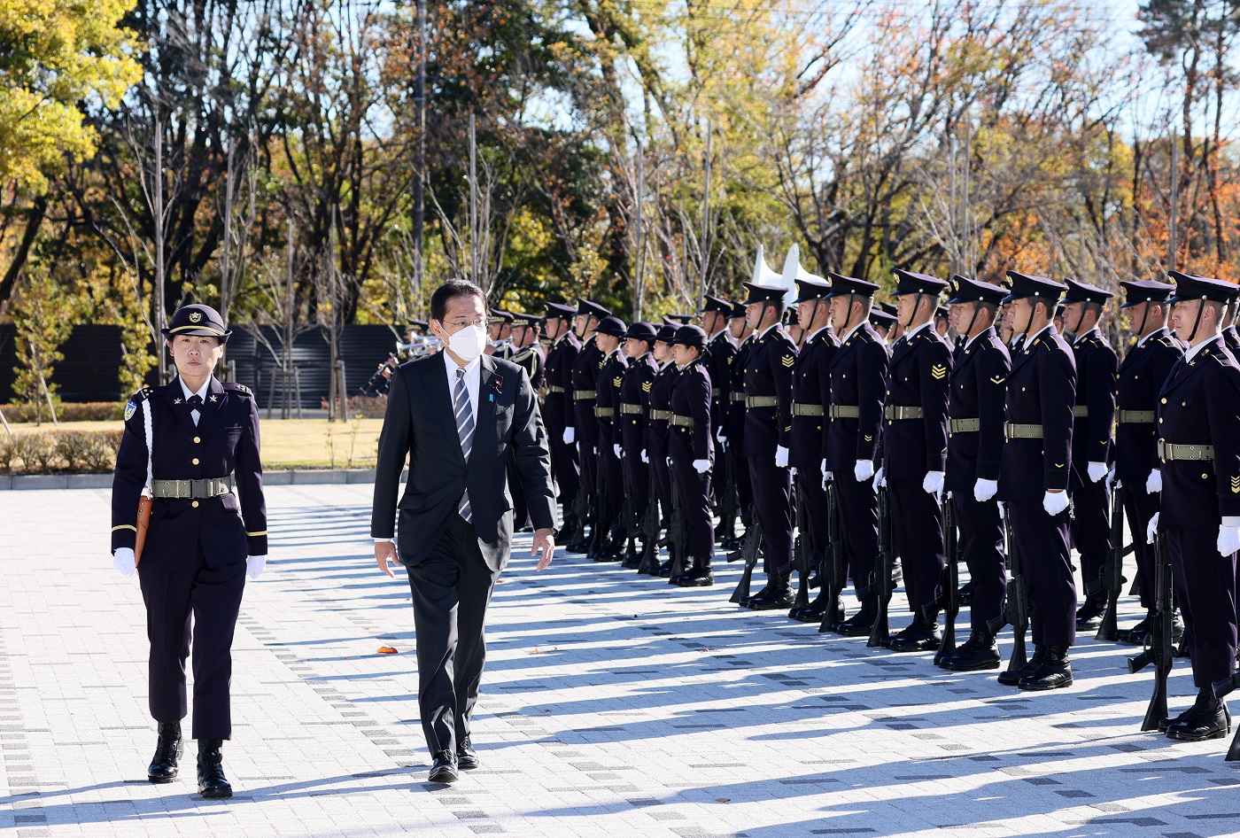 Photograph of the Prime Minister receiving a salute and attending a guard of honor ceremony (1)