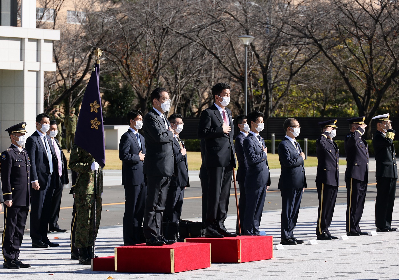 Photograph of the Prime Minister receiving a salute and attending a guard of honor ceremony (3)