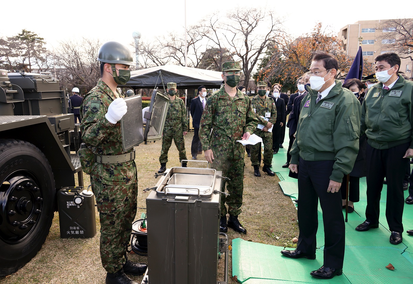 Photograph of the Prime Minister observing units (1)