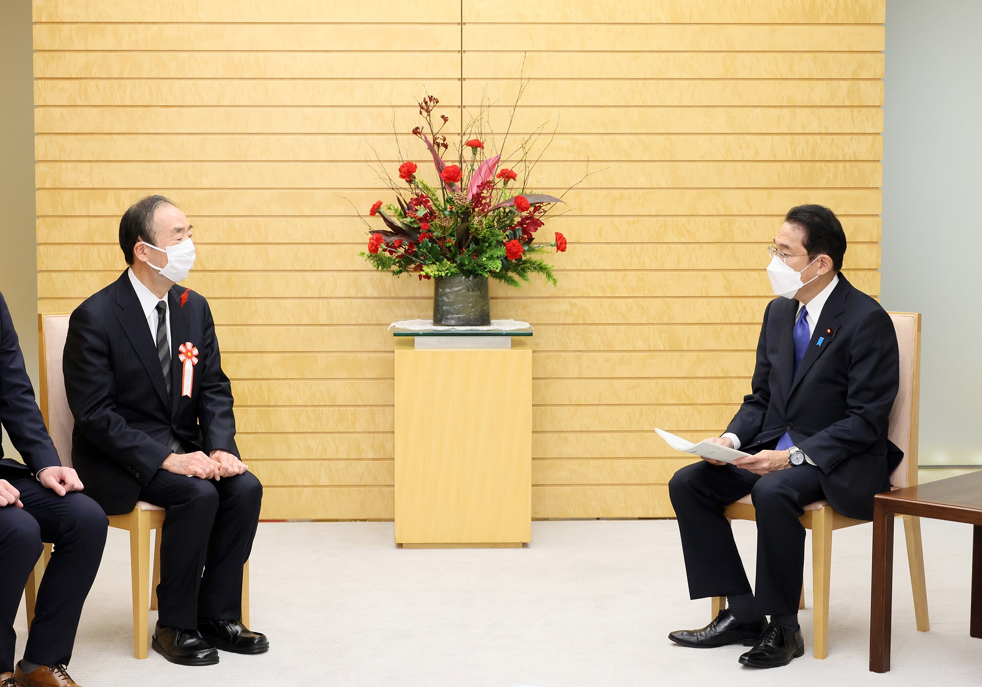 Photograph of the Prime Minister receiving a report (5)