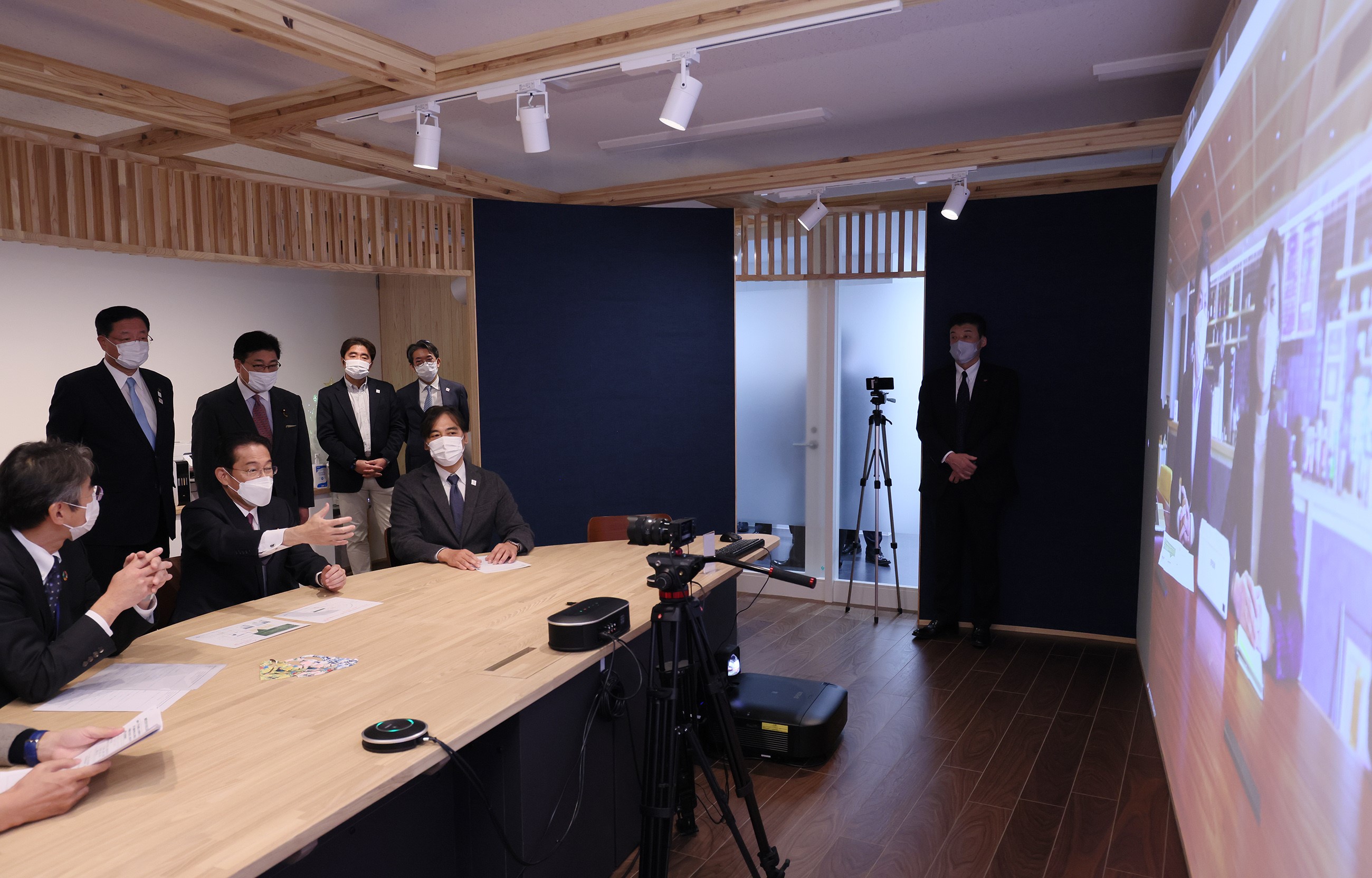 Photograph of the Prime Minister experiencing a super-large screen remote conference system (2)