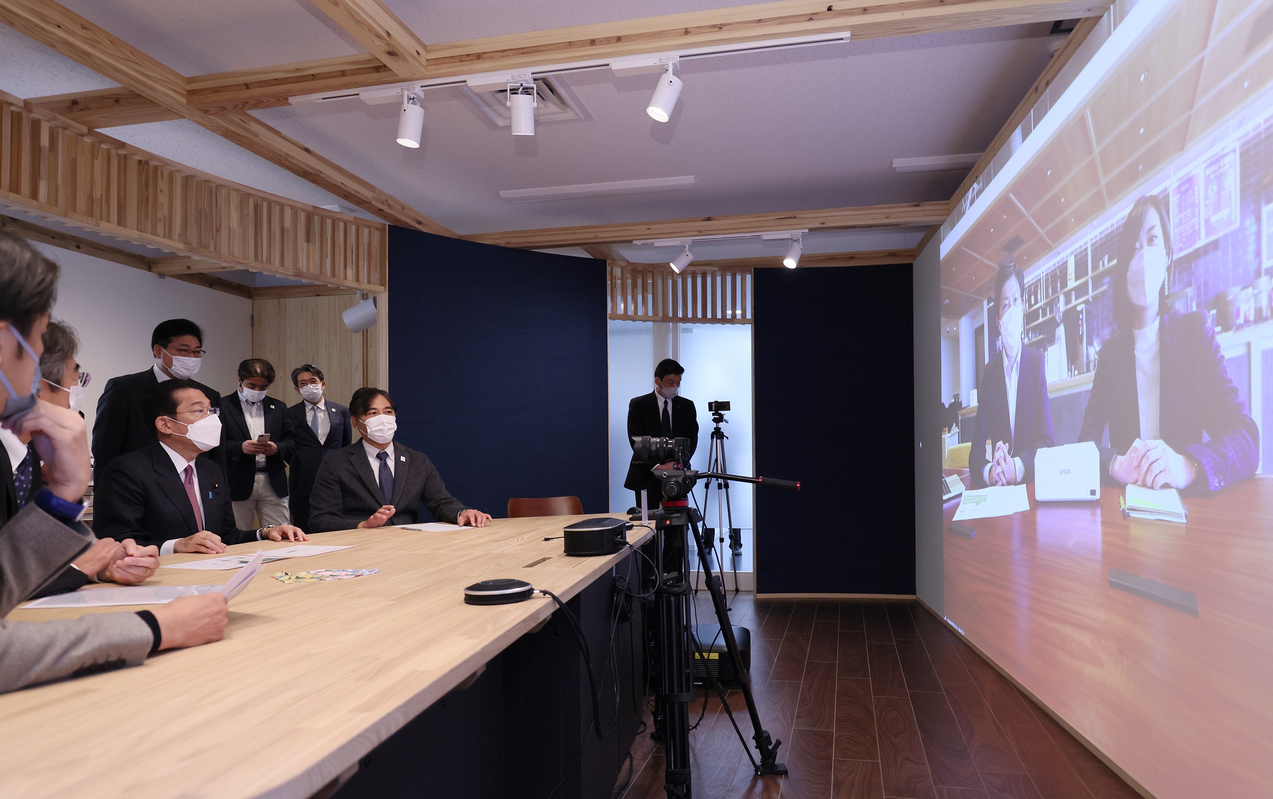 Photograph of the Prime Minister experiencing a super-large screen remote conference system (3)