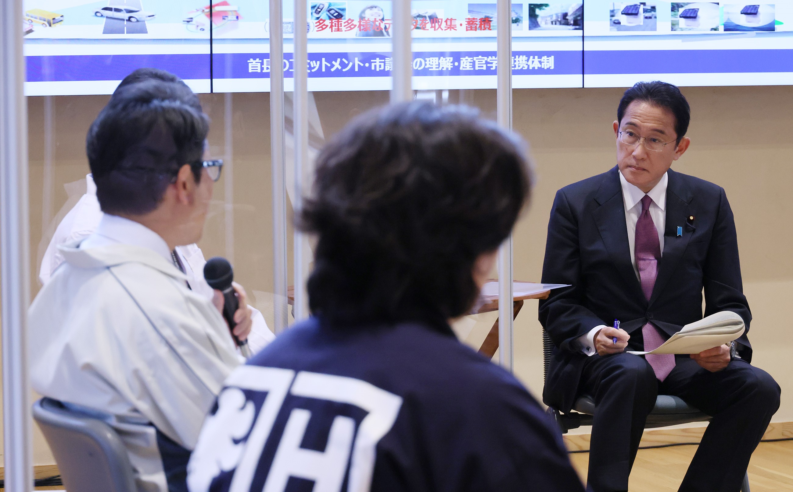 Photograph of the Prime Minister hearing from participants in a small group talk (2)