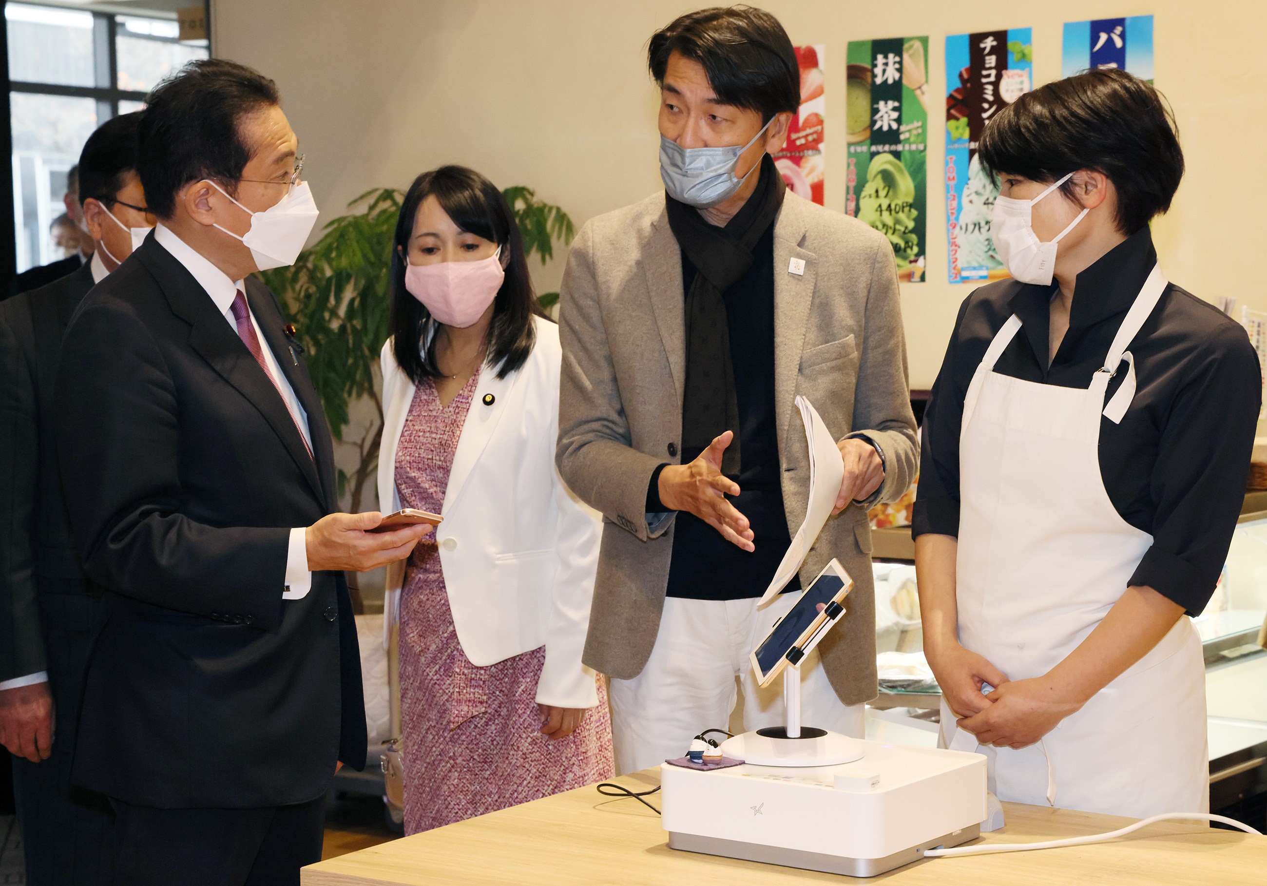Photograph of the Prime Minister visiting a store adopting a vaccine passport system (2)