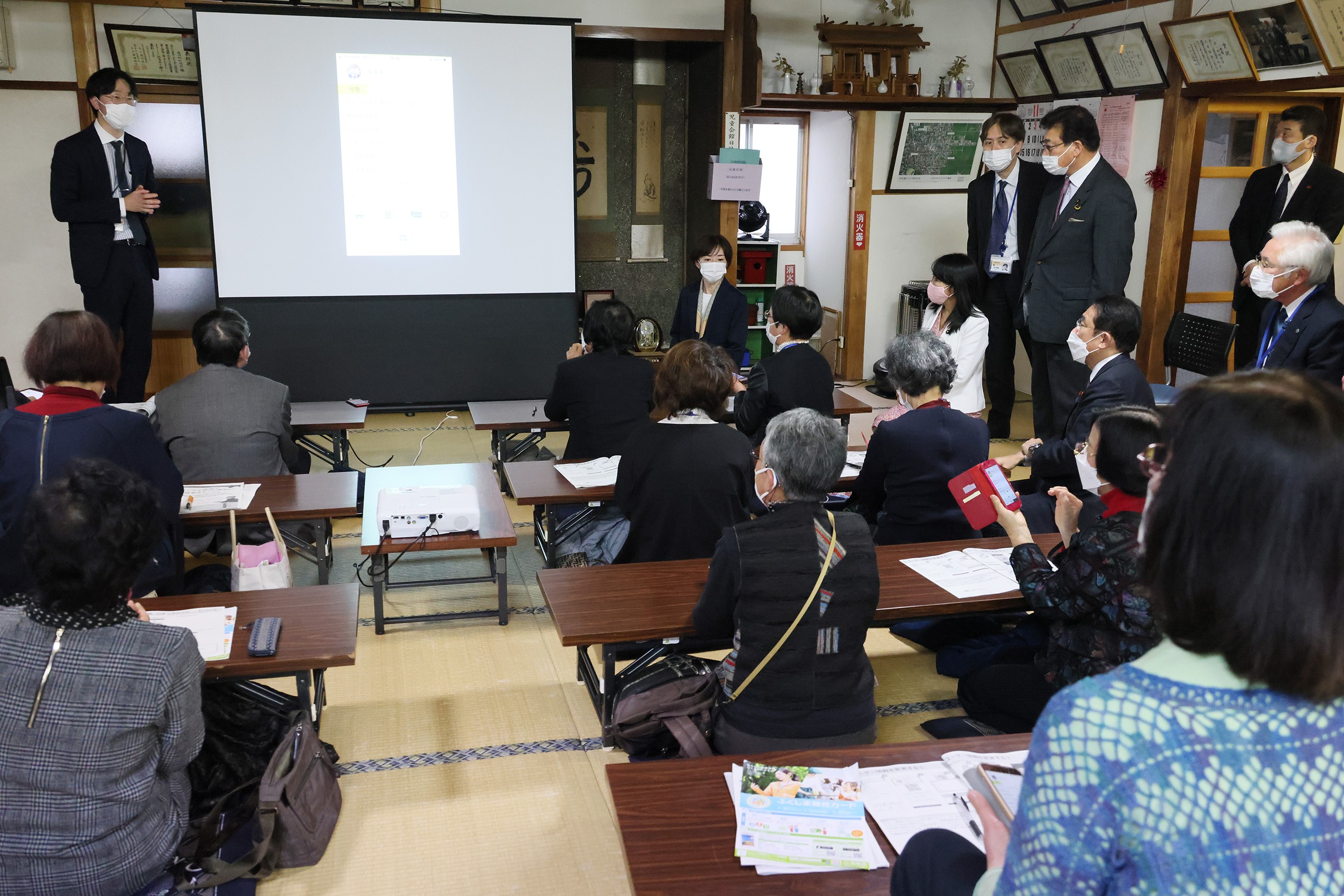 Photograph of the Prime Minister visiting a smartphone class (2)