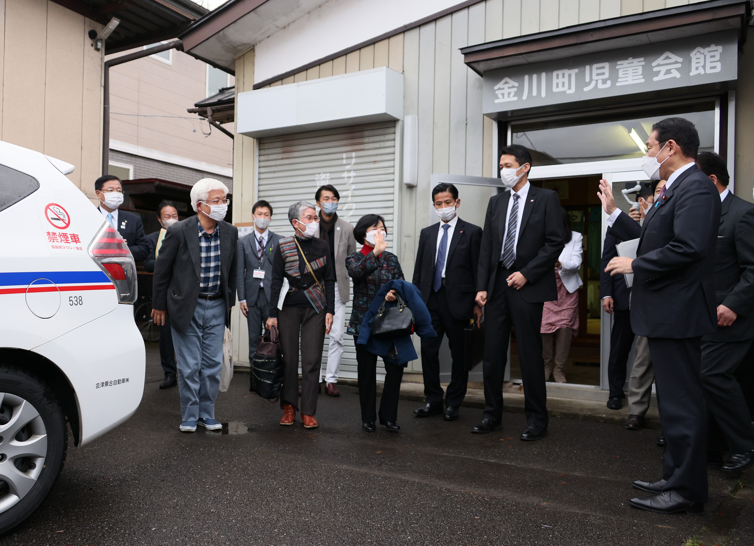 Photograph of the Prime Minister conducting an inspection tour regarding a ride-sharing service ()