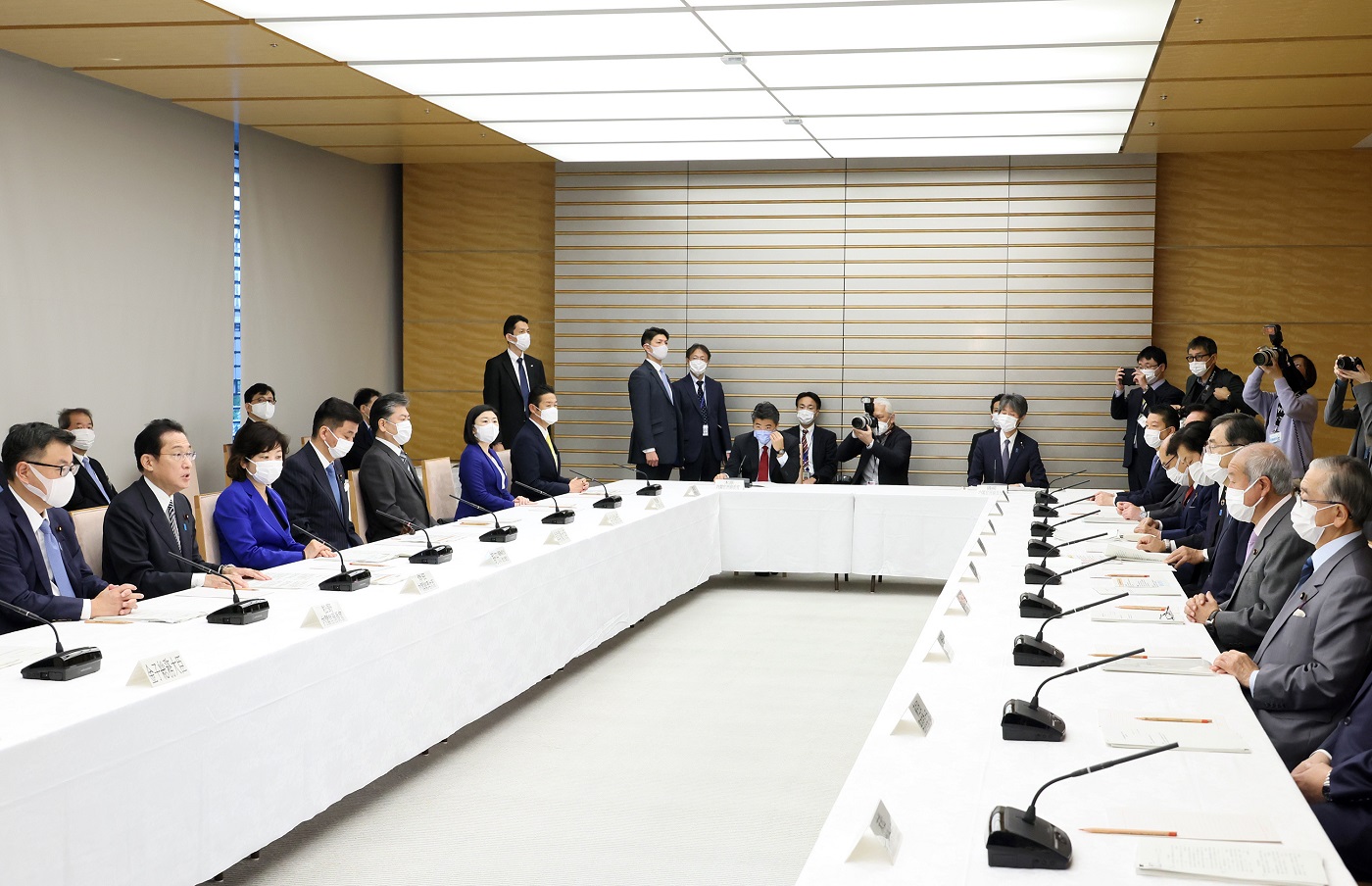 Photograph of the Prime Minister wrapping up a meeting (8)