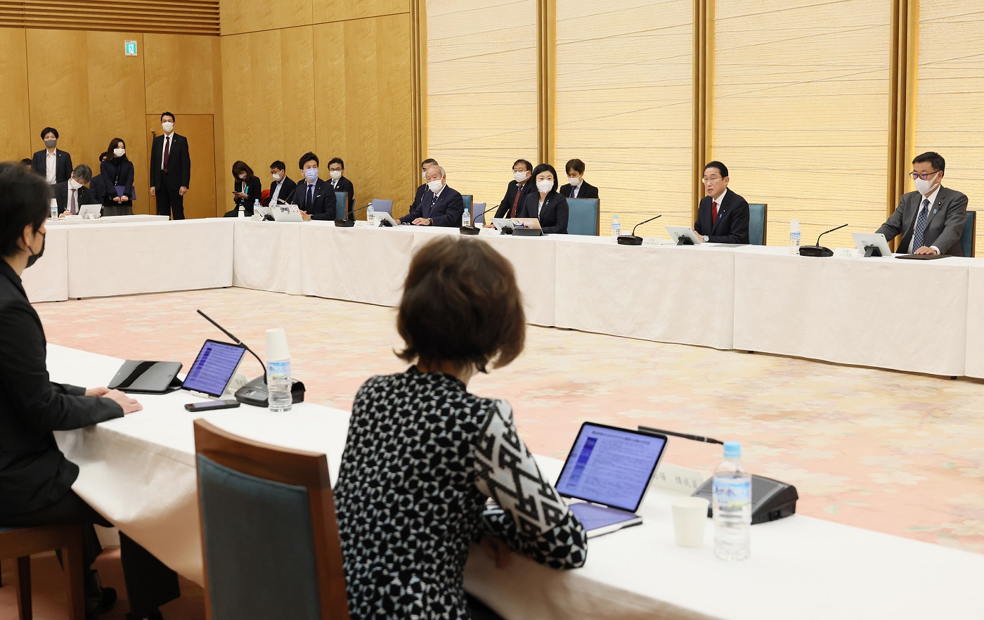 Photograph of the Prime Minister wrapping up a meeting (5