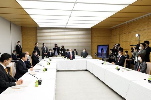 Photograph of the Prime Minister wrapping up a meeting (6)
