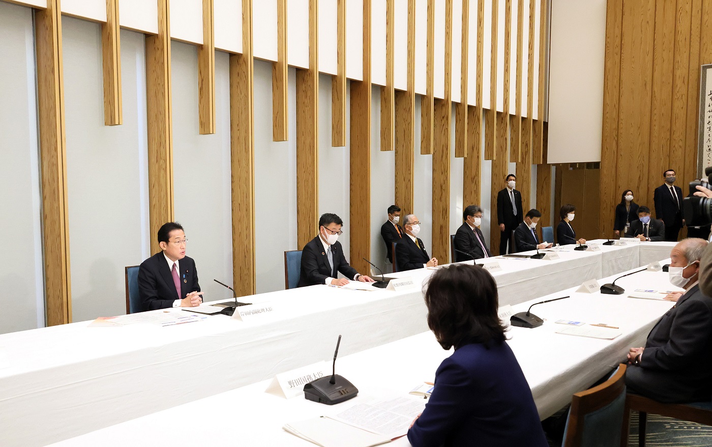 Photograph of the Prime Minister wrapping up a meeting (7)
