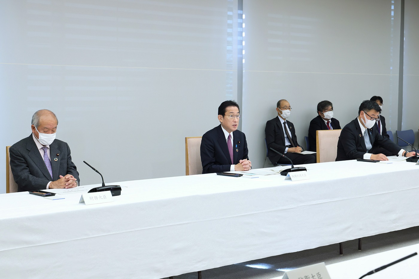 Photograph of the Prime Minister wrapping up a meeting (6)