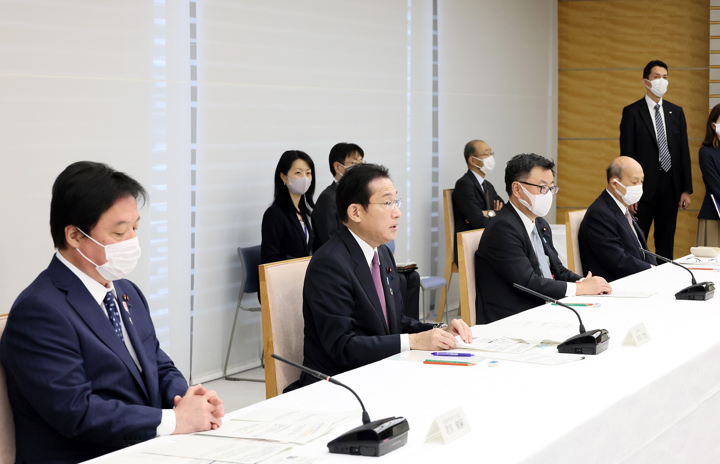 Photograph of the Prime Minister wrapping up a meeting (7)