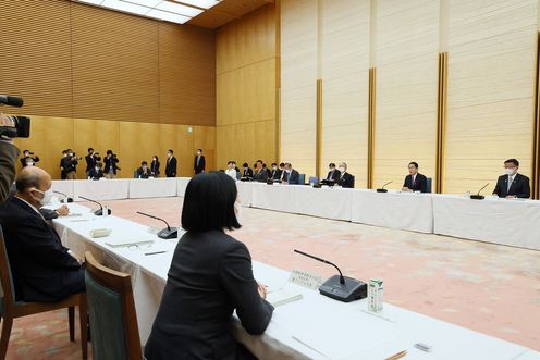 Photograph of the Prime Minister wrapping up a meeting (8)