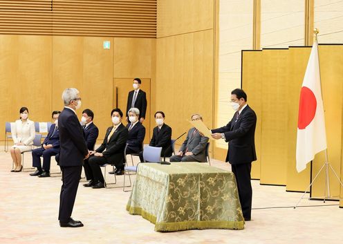 Photograph  of the Prime Minister presenting a certificate of award (2)