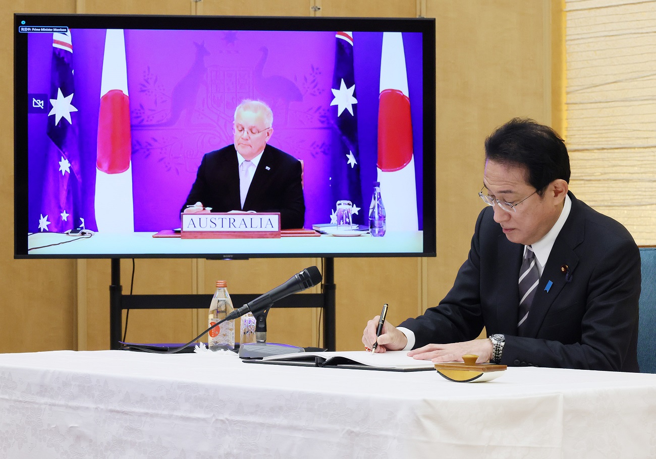 Photograph of the Prime Minister signing an agreement (1)