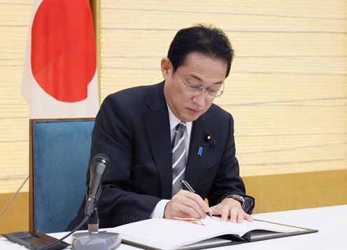 Photograph of the Prime Minister signing an agreement (2)