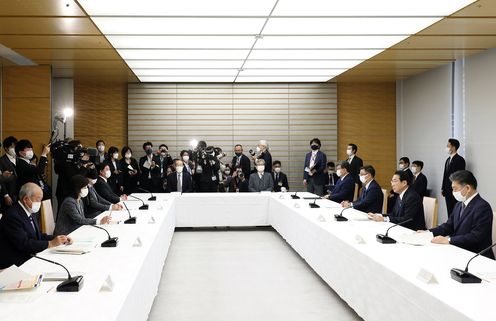 Photograph of the Prime Minister wrapping up a meeting (4)