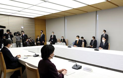 Photograph of the Prime Minister attending a meeting (4)