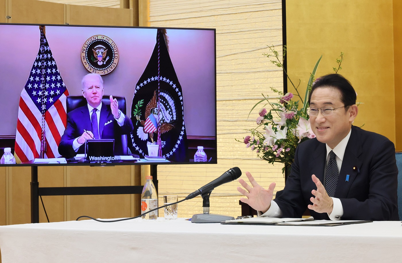 Photograph of the Prime Minister holding a video conference meeting with U.S. President Biden (1)