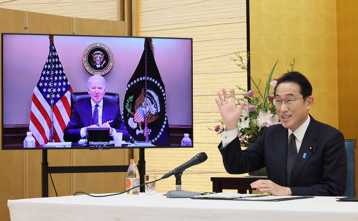 Photograph of the Prime Minister holding a video conference meeting with U.S. President Biden (2)