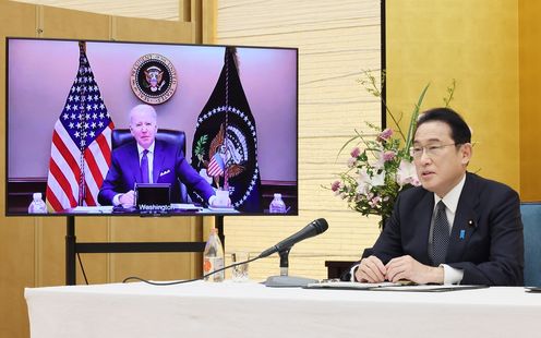 Photograph of the Prime Minister holding a video conference meeting with U.S. President Biden (3)